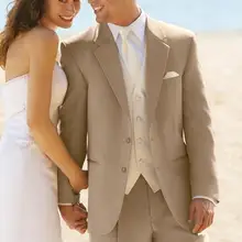 Дизайн с двумя кнопками бежевый комплект со смокингом жениха лацкан с тупым углом; Женихи Для мужчин мужской мундир для свадьбы ужин костюмы для выпускного(пиджак+ брюки+ жилет+ галстук-бабочка