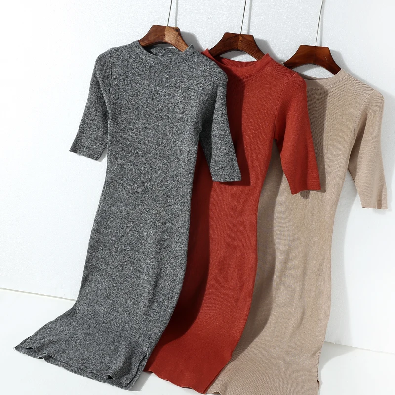 Женское трикотажное платье с разрезом элегантное облегающее однотонное свитер