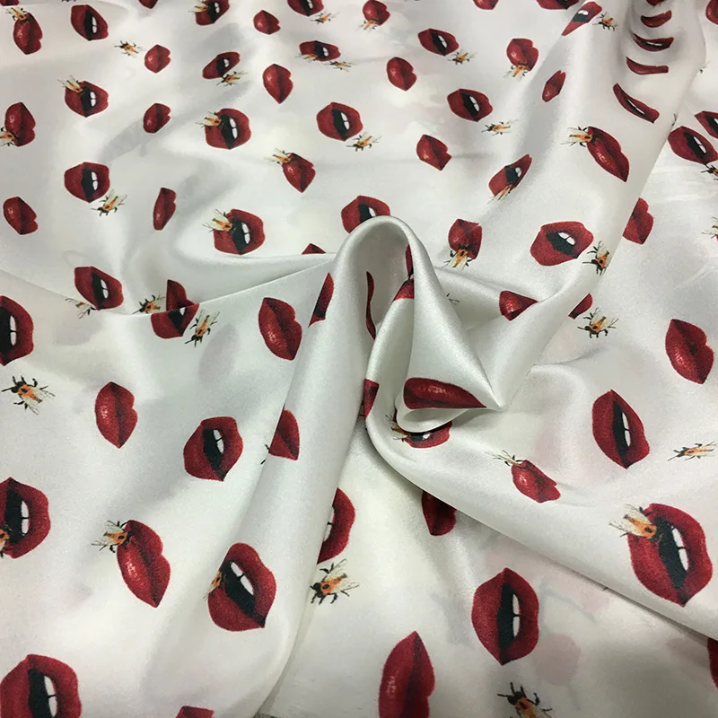 Шелковая ткань 19 мм с принтом красных губ белая шелковая сатиновая для платья