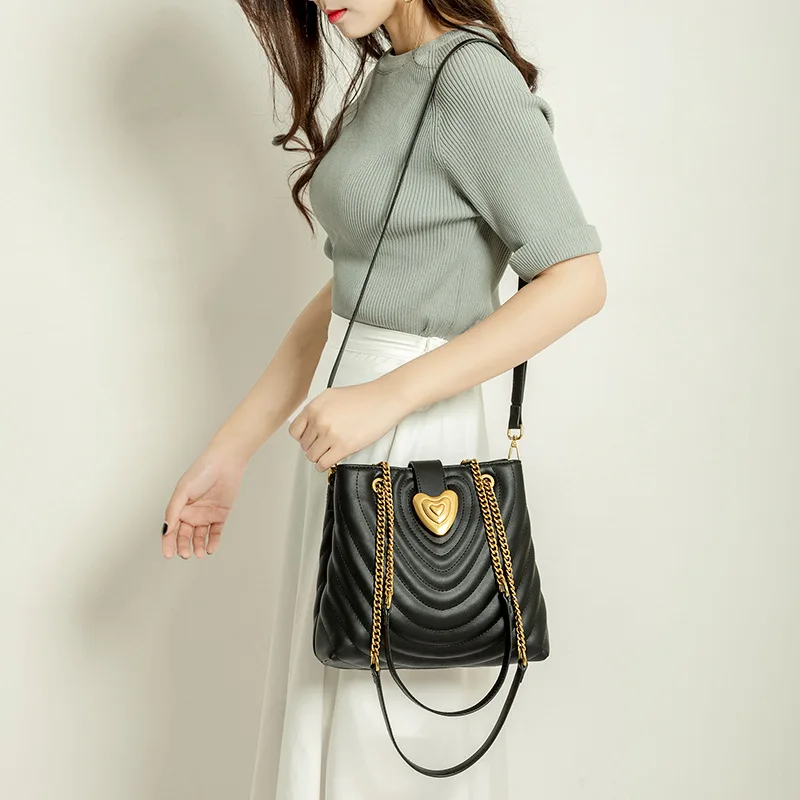 

New hot bag female diagonal bag fashion casual bucket bag ins net red love lock small fragrance wind bag