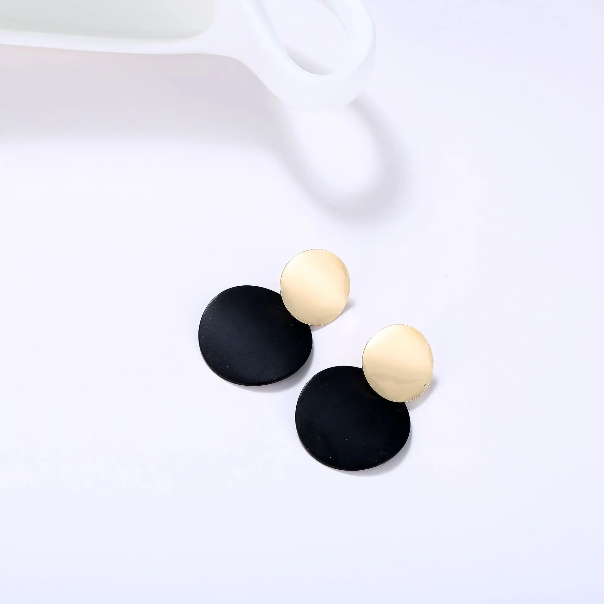 

Fashion Round Metal drop Earrings Geometric Red Black Pink circle statement Earrings Beautiful Jewelry Earrings for women 2019