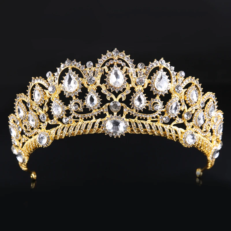 поправить корону. королевы поправляют короны. королевы поправляют короны друг другу без зависти. красивые короны. королевы поправляют короны.