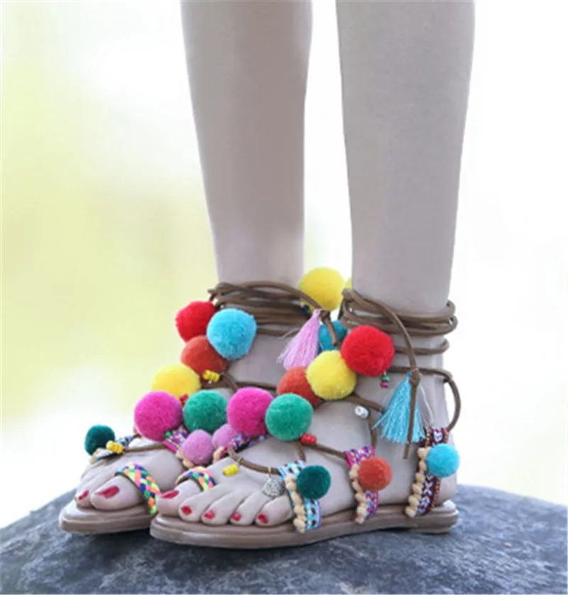 Fornihapfirafs/милые разноцветные сандалии в богемном стиле с помпонами; женские сандалии-гладиаторы на плоской подошве с плетеными ремешками; женская пляжная обувь