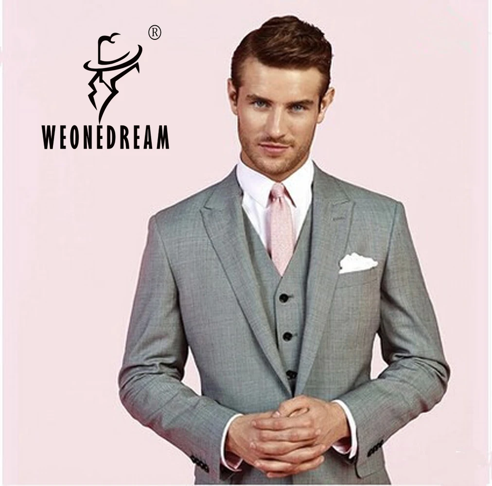 NUESTRO BLOG Trajes para Hombres de Color Oscuro. En este post quisiera empezar diciendo que como el resto de trajes tienen su manera de usarse en la situación correcta, talla personal, con el corte preciso y la combinación adecuada, de esa manera lucirás elegante.