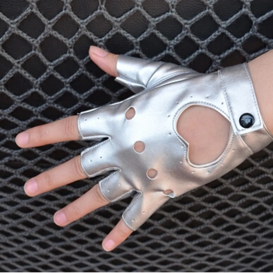 Прохладный Стиль Для женщин полу-палец хип-хоп Стиль перчатки женские из искусственной кожи Сердце Вырез Сексуальная перчатки без пальцев