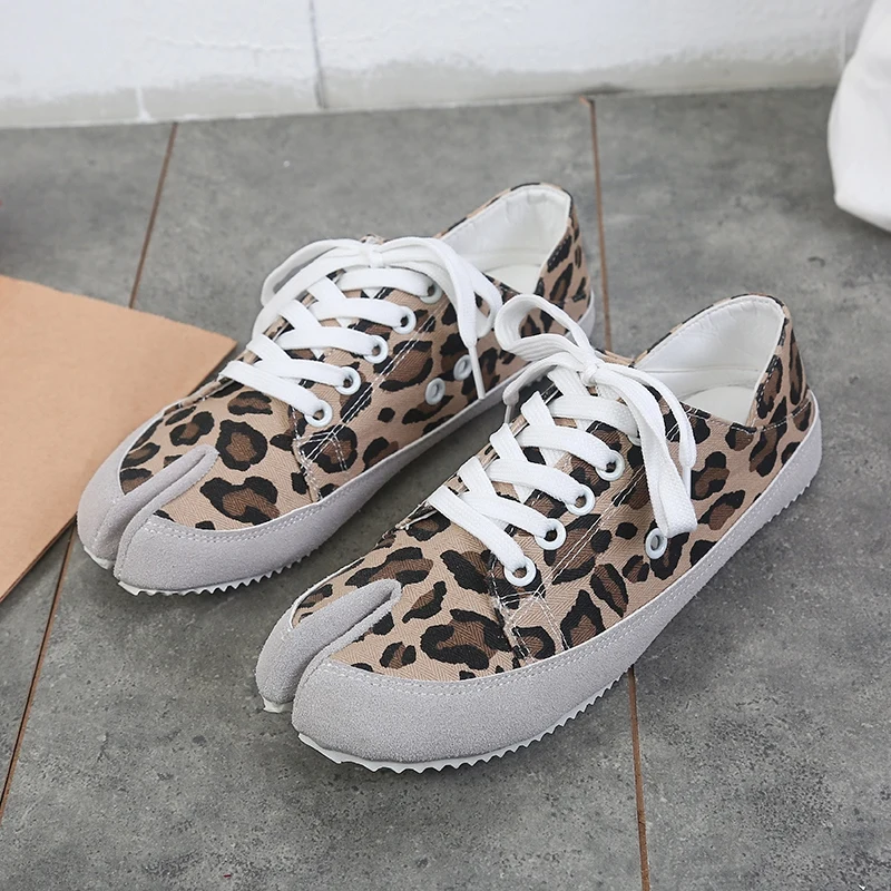 

Original Canvas Women Shoes 2019 New Fashion Trend Split Toe Ladies Casual Sneakers Summer Outdoor Breathable Leisure Shoes Tide