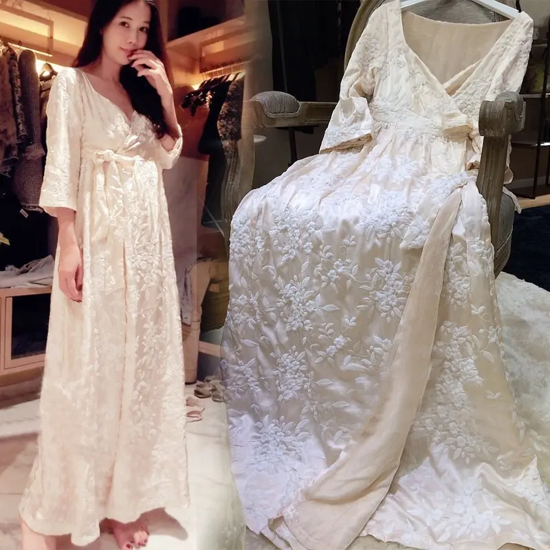 Zijde Slapen Gewaad Vrouwelijke Winter Warm Thicken Lange Badjassen Kimono Zoete Borduurwerk Vrouw Nachtkleding Wit Roze LMR04 Zijde Slapen Gewaad Vrouwelijke Winter Warm Thicken Lange Badjassen Kimono Zoete Borduurwerk Vrouw Nachtkleding Wit Roze LMR04