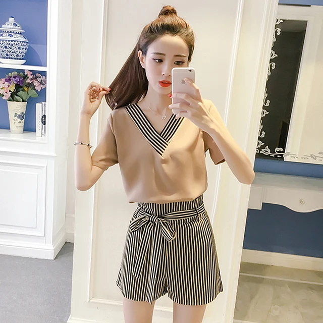 Best Price Set female 2018 summer new casual temperament striped V collar clothes + fashion Slim wide leg shorts elegant two-piece suit Best Price Set female 2018 summer new casual temperament striped V collar clothes + fashion Slim wide leg shorts elegant two-piece suit