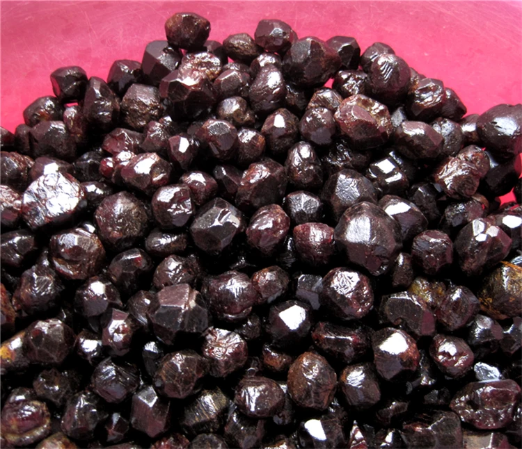 

Natural Red Garnet Quartz Crystal Tumbled Stone Healing Energy Stone feng shui crystals decoration