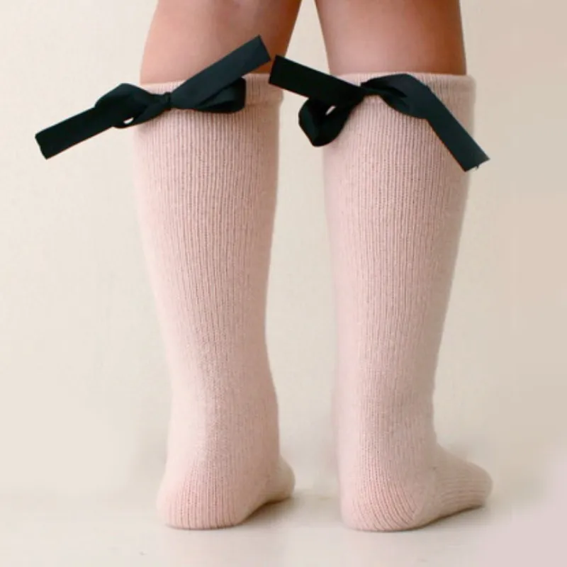 Повседневные теплые зимние носки до колена для маленьких девочек Детские модные однотонные носки принцессы из мягкого хлопка с бантом и жемчужинами, От 0 до 6 лет