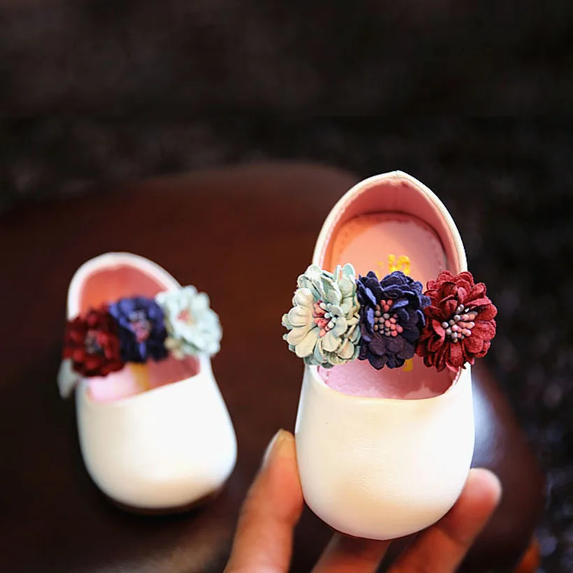 Милая обувь для маленьких девочек; обувь принцессы с красивым маленьким цветком; обувь для маленьких принцесс; сезон весна-осень; обувь для маленьких девочек без застежки