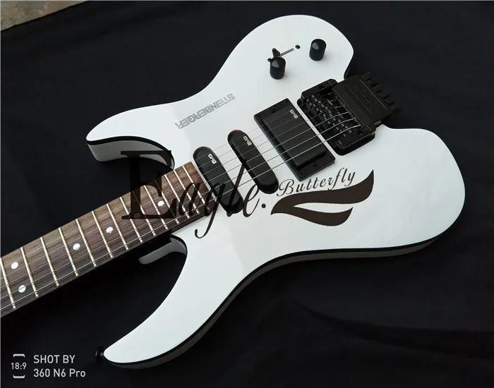 Águia. Borboleta, guitarra elétrica, baixo elétrico, loja