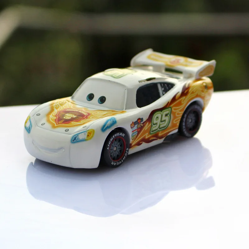 Disney машинок пиксара и с рисунками из мультфильма «Тачки 2 № 95 Белый Lightning Mcqueen с цветными рисунками Литье металла Игрушечная машина из сплава модель для детей 1:55 - Цвет: Белый