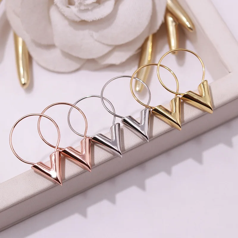

Hot fashion accessories Beautiful and simple V-shaped smooth titanium steel earrings for women never fade
