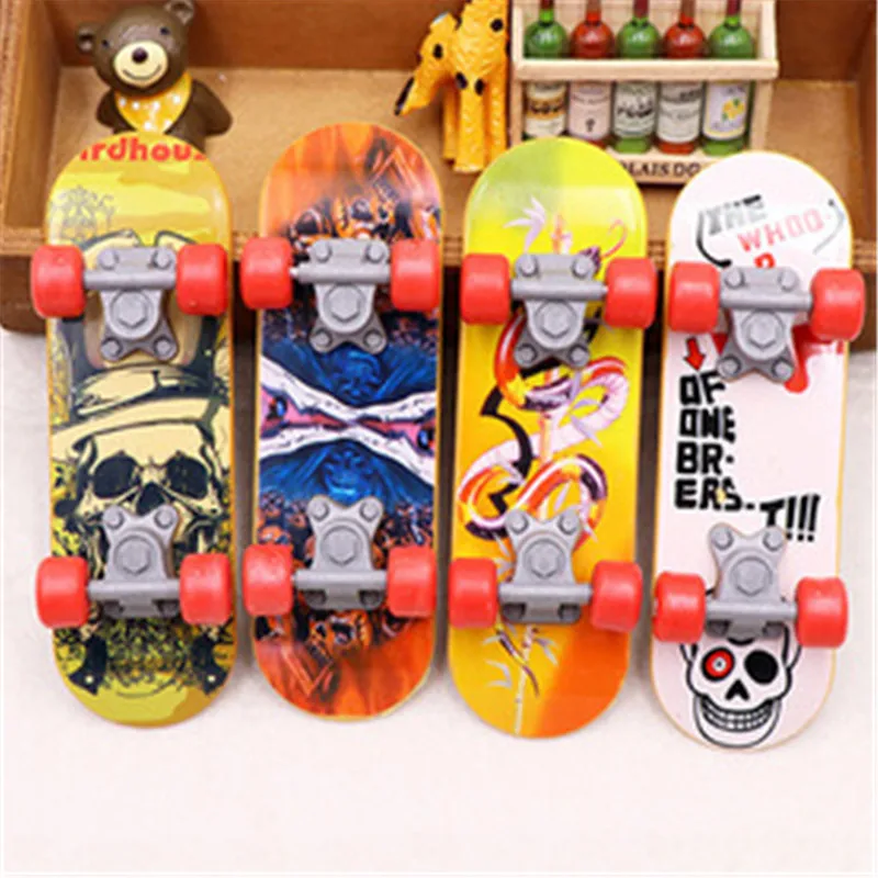 Plastic Mini Finger Skateboarding Fingerboard Toys Finger Scooter Skate Boarding Classic Chic Game Boys Desk Toys Christmas Gift