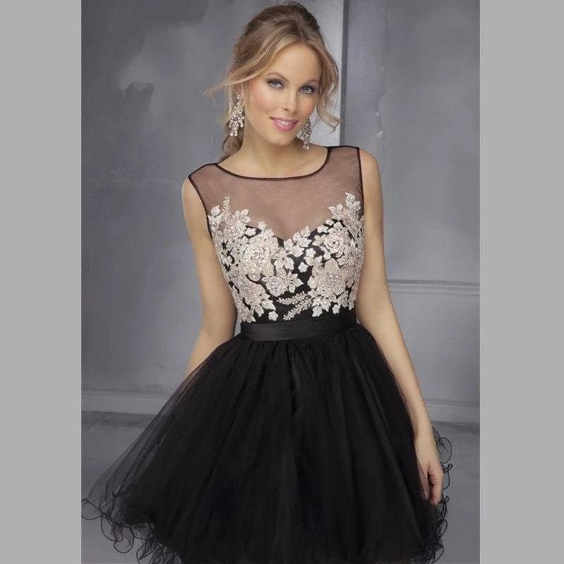 Ver imagenes de vestidos para fiestas Los vestidos de raso y sin mangas son otra opción para una fiesta de día, el largo de la falda es correcto y el vestido es lo suficientemente elegante como para asistir a una fiesta diurna, donde como hemos dicho antes es más necesaria la etiqueta.