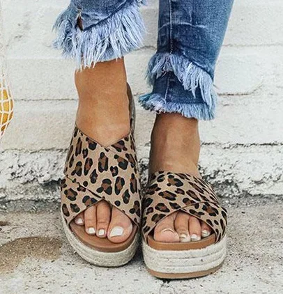 Новые летние леопардовые женские сандалии-шлепанцы с открытым носком Повседневная обувь на платформе для женщин открытый пляжные сланцы