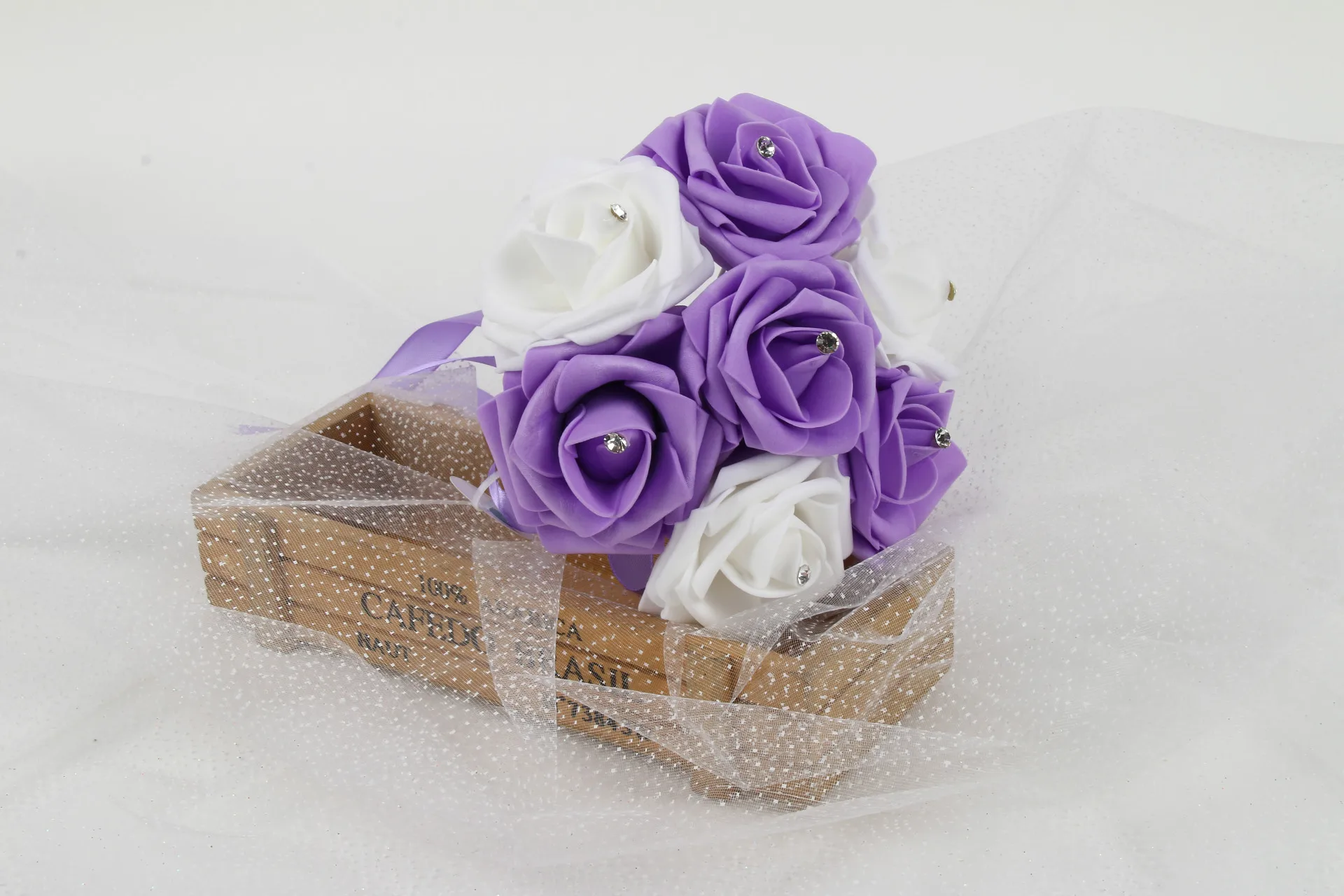 purple and white Дешевые PE Роза подружки невесты свадебное цветочное Мыло свадебный букет из роз лента поддельные Свадебный букет de noiva Индивидуальные - Цвет: purple and white