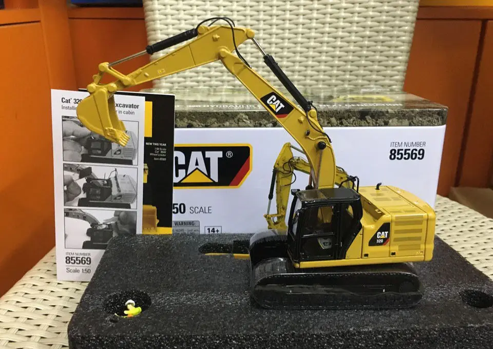 New DM 1:50 Caterpillar Cat 320 Hydraulic Excavator Engineering Machinery DieCast Masters 85569 For Collection,Decoration