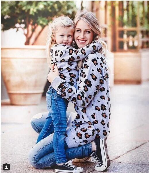 Леопардовые свитера; свитшоты для мамы и дочки; одежда для мамы и меня; семейный образ; мама и дочь/сын; одинаковые свитера; платья