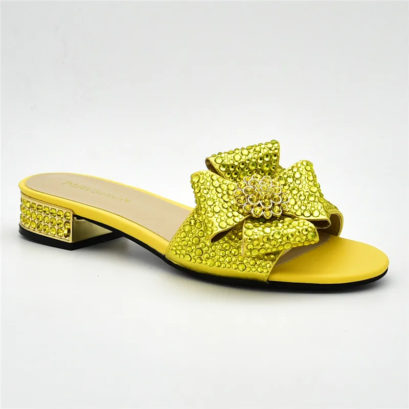 Дизайнерская обувь; роскошная женская обувь; коллекция года; женские модельные туфли с квадратным носком; высококачественные вечерние женские слипоны; обувь на низком каблуке - Цвет: Цвет: желтый