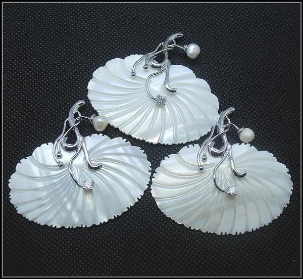

natural white mother of pearl pendants shell pendants carving flower with freshwater pearl for luxury garments jewelry decoratio