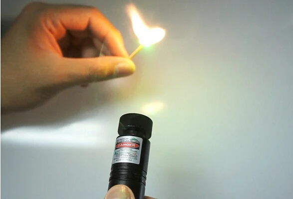 Queima de Fósforo Cigarros + Carregador + Presente Poderoso Lazer Militar 500 w 532nm Ponteiro Laser Verde Sos Lanterna Foco Queimar 500000 m 22 532nm ponteiro laser verde sos lanterna foco