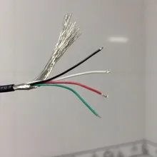В изолированный провод из 4-х ядерный электронный сигнальный провод очень хорошей отделки с внешним диаметром 2,2 мм