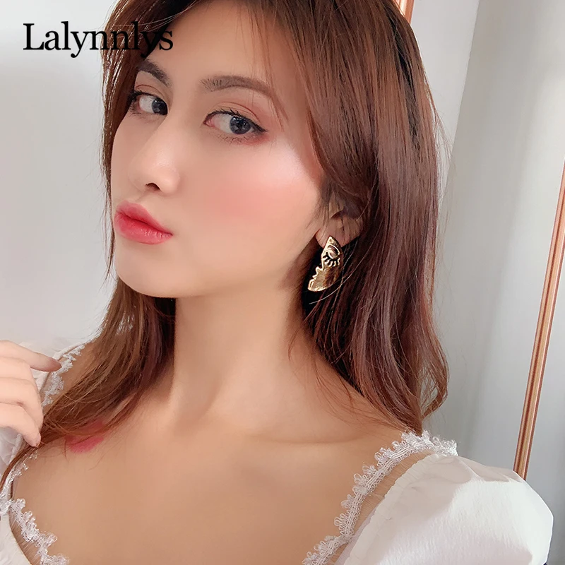 

Lalynnlys Simple Unique Evil Eye Asymmetry Earrings Hollow Face Metal Drop Earring Abstract Personalized Jewelry Bijoux E46731