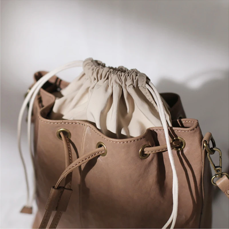 AETOO Soft leather retro DrawString bucket bag, large capacity super fire crossbody bag, new real sheepskin woman bag