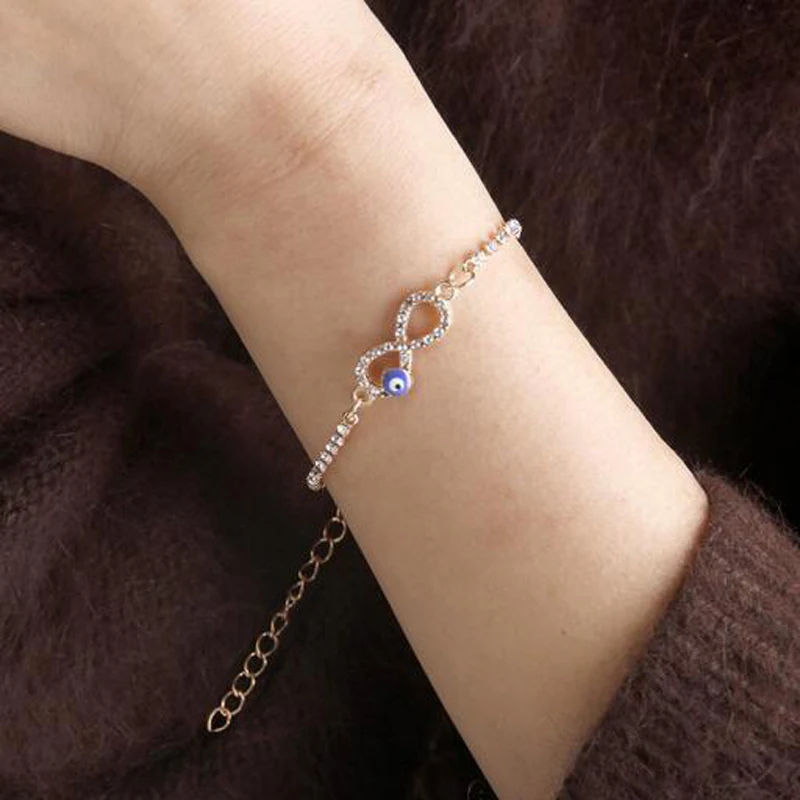 

Women Number 8 Crystal Bracelet AM0638