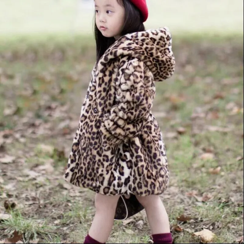 Меховая куртка для маленьких девочек Детское пальто с искусственным с мехом зимней теплой одежды для детей леопардовой расцветки с длинным капюшоном отложной воротник хлопок OuterwearN312