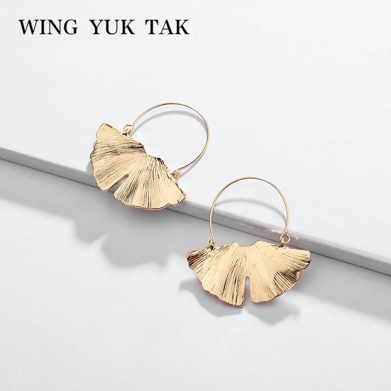 

wing yuk tak Trendy Gold Color Modern Hoop Earrings For Women Metal Ginkgo Leaves Earrings Statement Jewelry