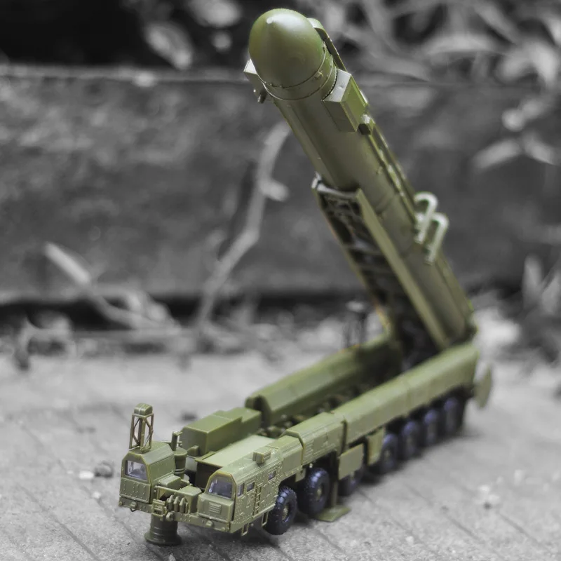 1:72 RT-2PM Russian Military Assembly Model for RS-12M Intercontinental Missile Vehicles