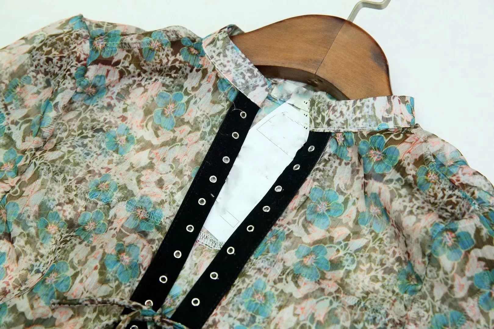 Мода, Женская Повседневная Блузка на шнуровке с цветочным принтом, шикарные вечерние шифоновые блузки с v-образным вырезом и оборками, Пляжная шифоновая блузка в стиле бохо