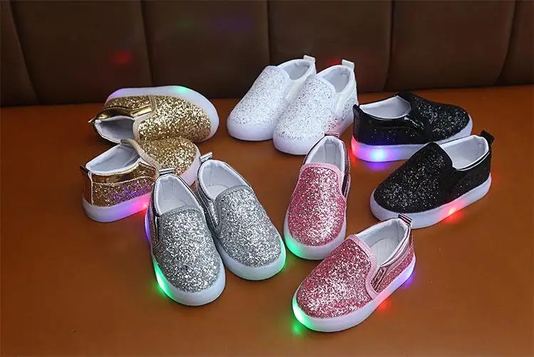 New Children Luminous Shoes Boys Girls Sport Running Shoes Baby Flashing Lights Fashion Sneakers Sequins Little Kid LED Sneakers