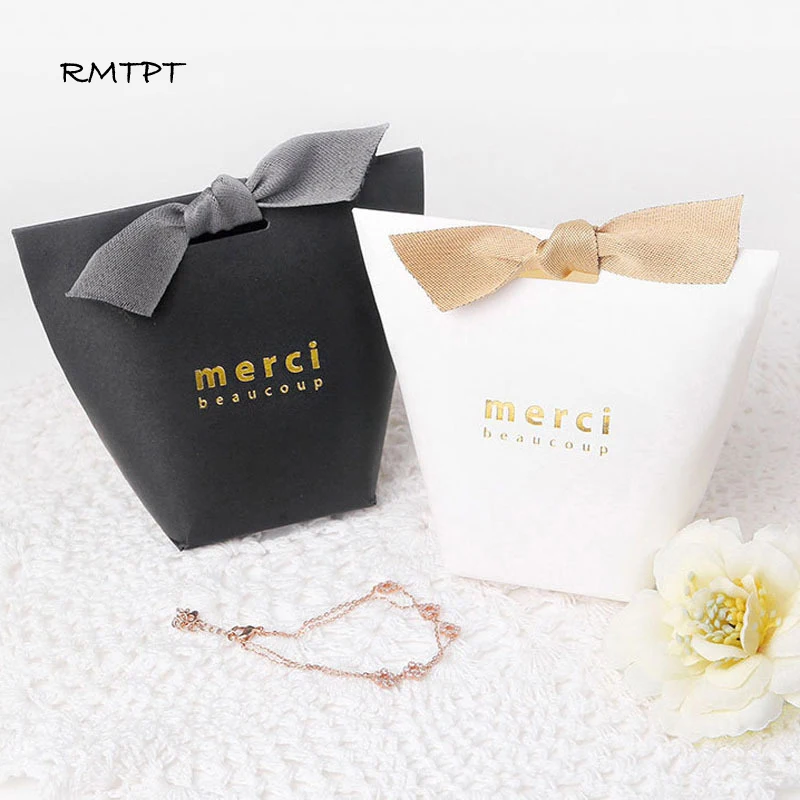 

RMTPT 50pcs/lot Upscale Black White Kraft Papel "Merci" Gift Box Wedding Favors Candy Bag Package Birthday Party Favor Boxes