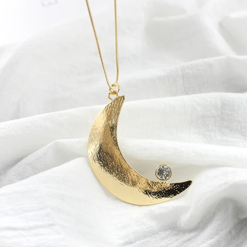 

Crescent shape mosaic Crystal stone Pendant necklace Gold Simple fashion accessories Ms. party jewelry