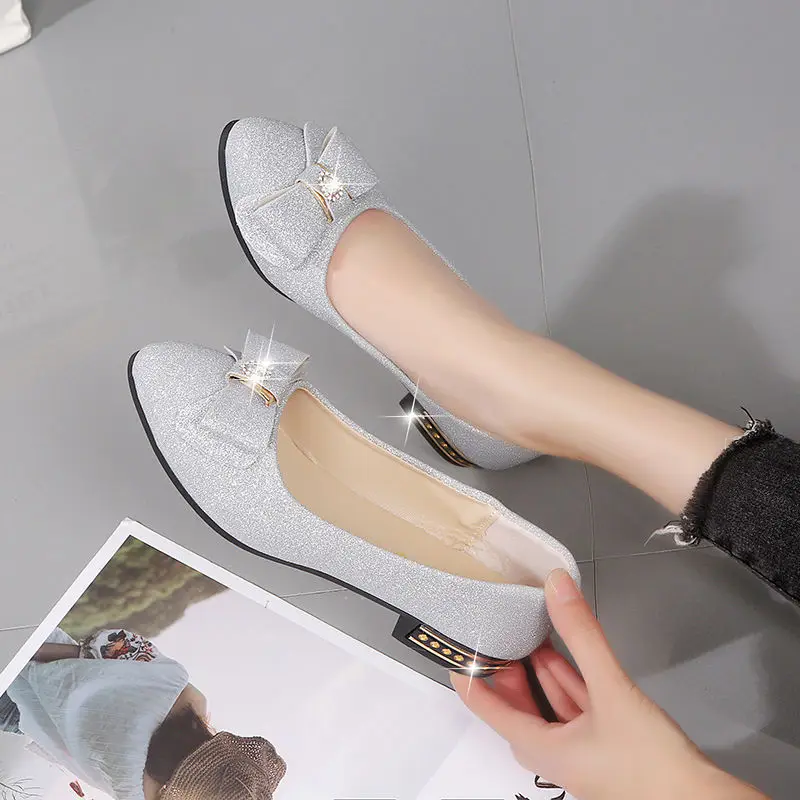 

Pointed net red single shoes female 2019 spring new wild peas shoes shallow mouth low heel bow shoes female students