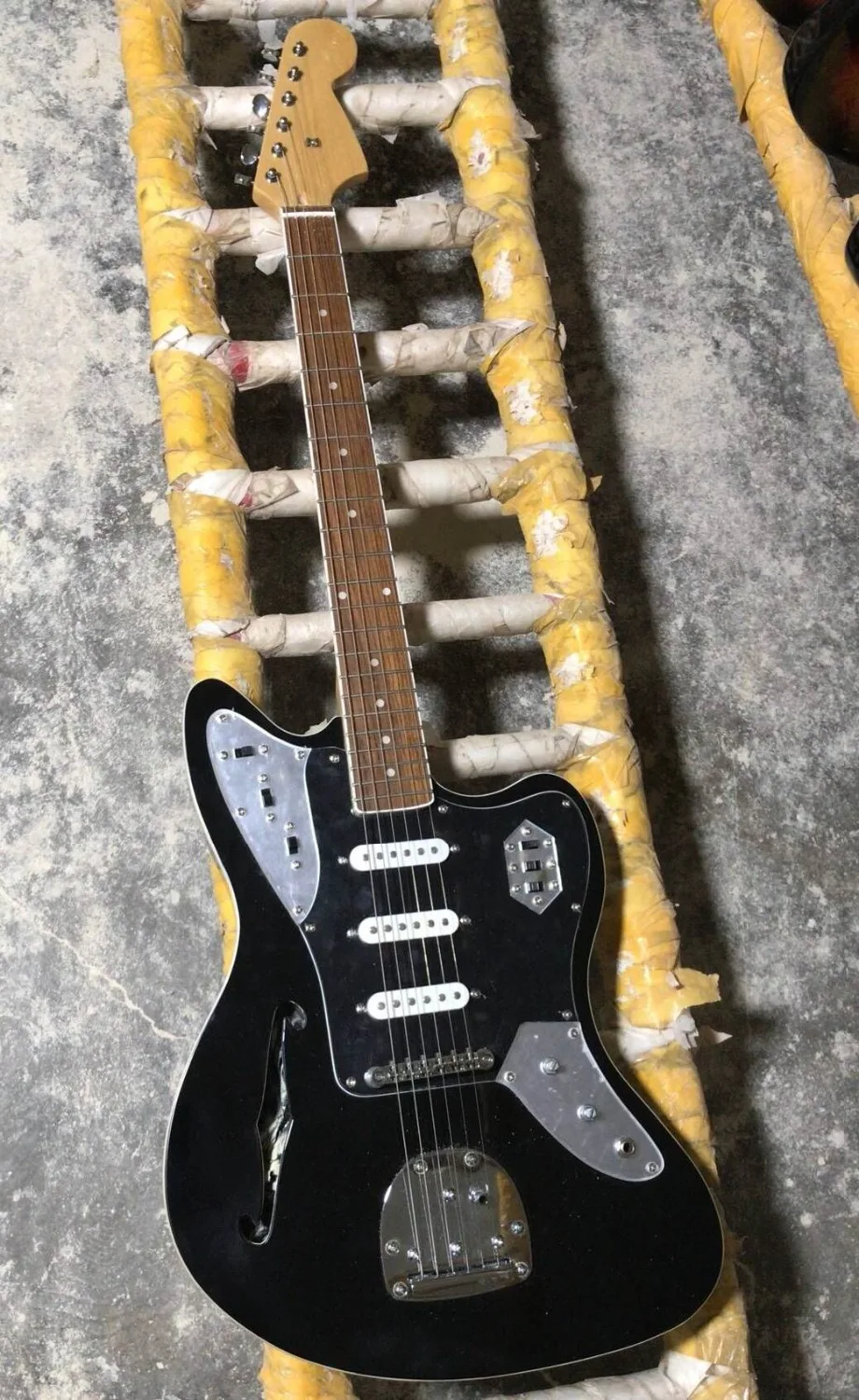 

Wholesale Guitar New Arrival Fenderjagyar Electric Guitar 3 Pickups Solid Alder Body Top Quality In Black 180828
