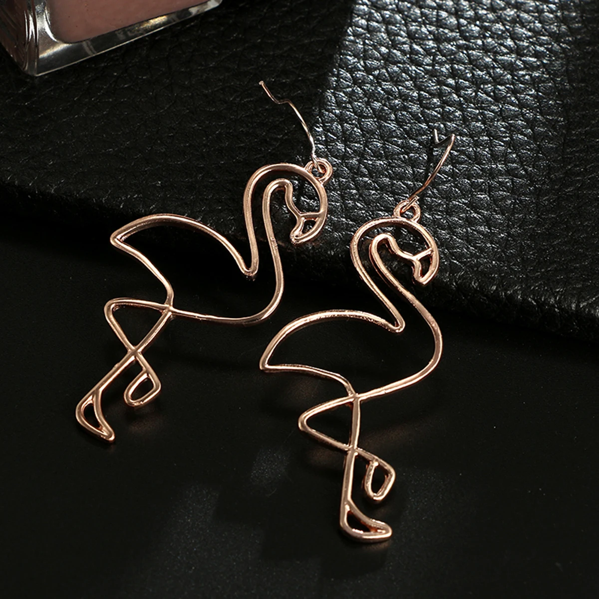 Creative Hollow Flamingo Pendant Earring For Women Chic Temperament Animal Dangle Earring Shellhard Fashion Jewelry Femme Bijoux