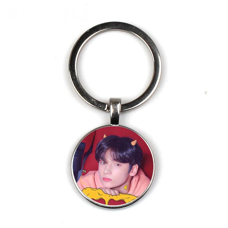 

Korea TXT key chain fashion bag car key chain convex round glass key chain TOMORROW X TOGETHER dad's gift private gift