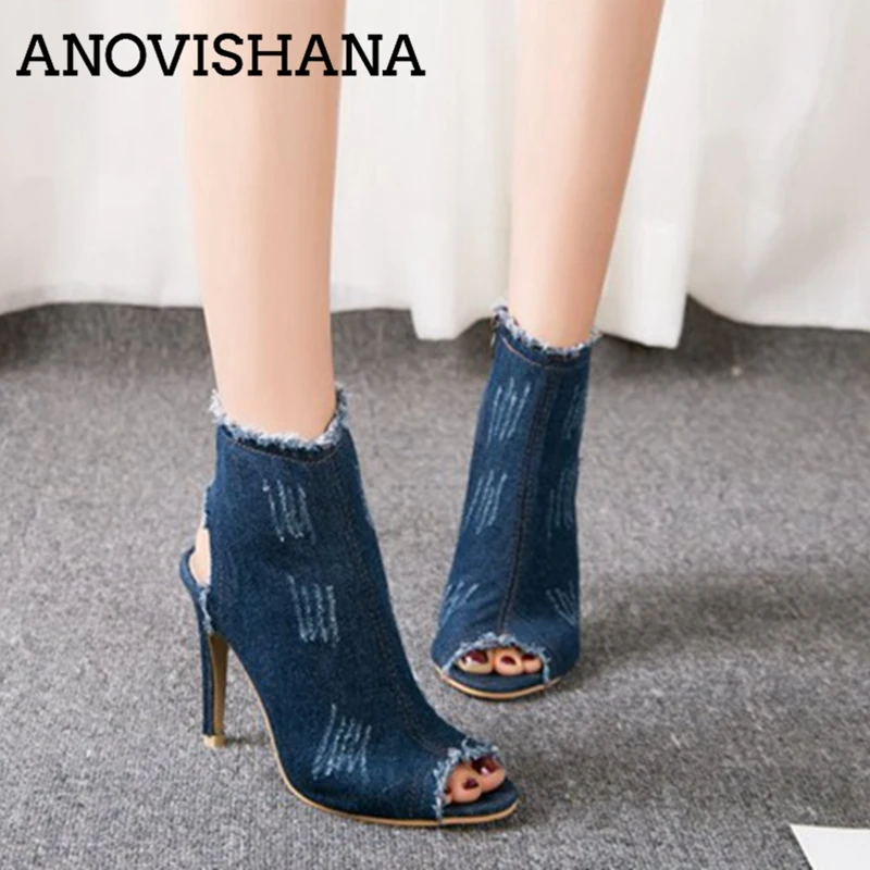 chelsea boots with blue jeans