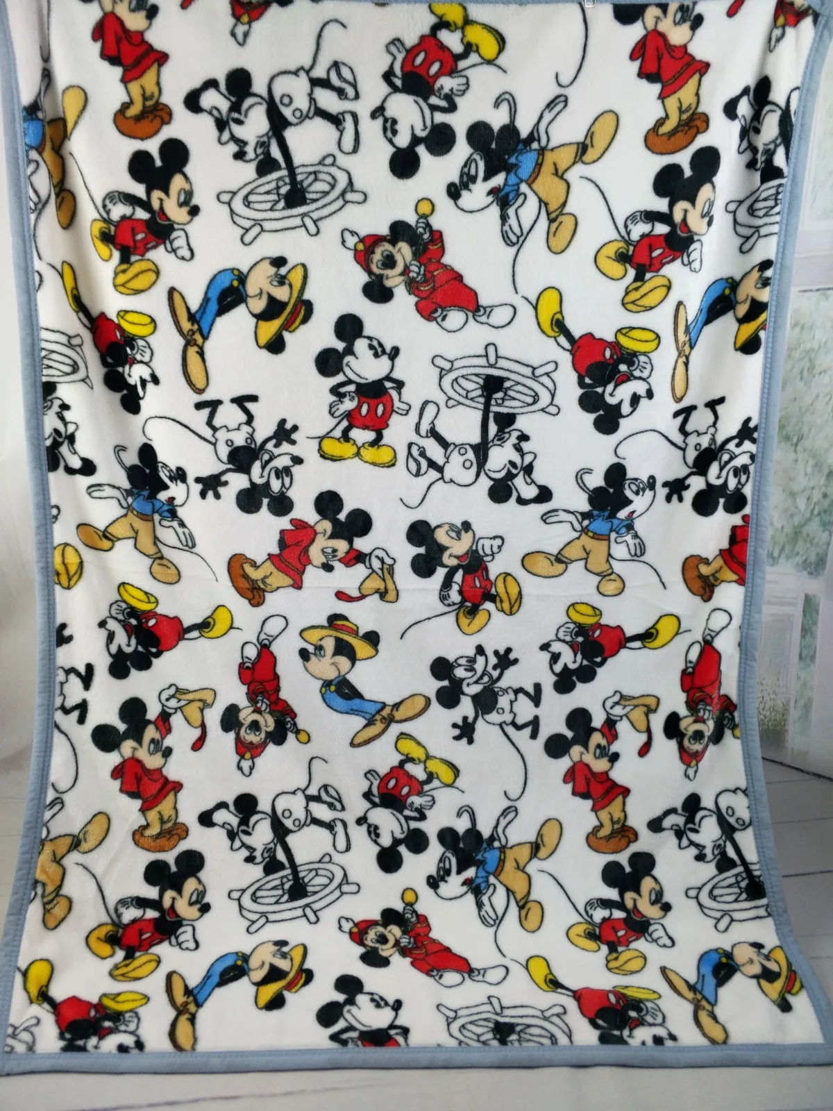 

IVYYE 115x85CM Smile Mickey Anime Blanket Plush Velvet Warm Decoration Soft Bed Home Throw Sofa Blankets Adult Gifts NEW