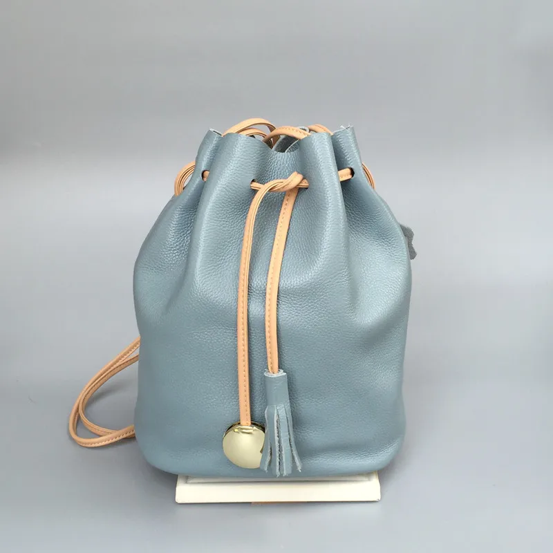 

2017 new leather bucket buns simple and simple hand first layer of leather shoulder bag Messenger bag