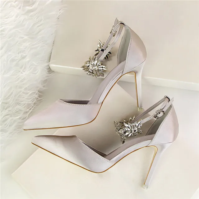 Eleganckie buty na wysokim obcasie z ozdobnymi kamieniami kobiety pompy jedwabiu Pointed Toe buty ślubne kobiety klamra pasek kryształ szpilki kobiety SWB0025 tanie tanio Boussac Cienkie obcasy Super Wysokiej (8cm-up) Podstawowe Szpiczasty nosek Na co dzień Pasuje prawda na wymiar weź swój normalny rozmiar Eleganckie buty na wysokim obcasie z ozdobnymi kamieniami kobiety pompy jedwabiu Pointed Toe buty ślubne kobiety klamra pasek kryształ szpilki kobiety SWB0025 tanie tanio Boussac Cienkie obcasy Super Wysokiej (8cm-up) Podstawowe Szpiczasty nosek Na co dzień Pasuje prawda na wymiar weź swój normalny rozmiar