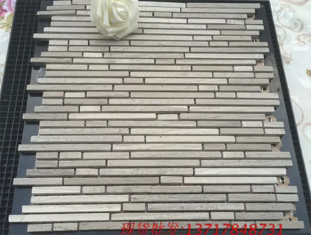 tv wand aus naturstein, naturstein mosaik fliesen marmor grau holz lange dünne tv wand, Design ideen