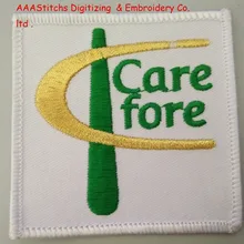 Вышитая аппликация на заказ с цветные буквы на белой саржевой ткани логотип крепится на одежде