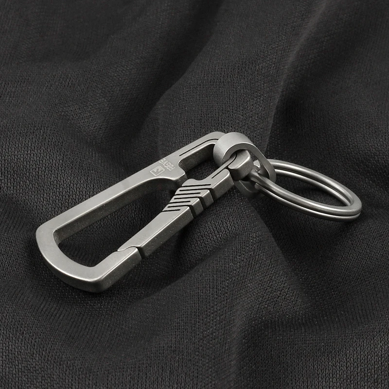 

Lightweight Titanium Alloy Keychain Outdoor EDC Small Tool Pocket Buckle