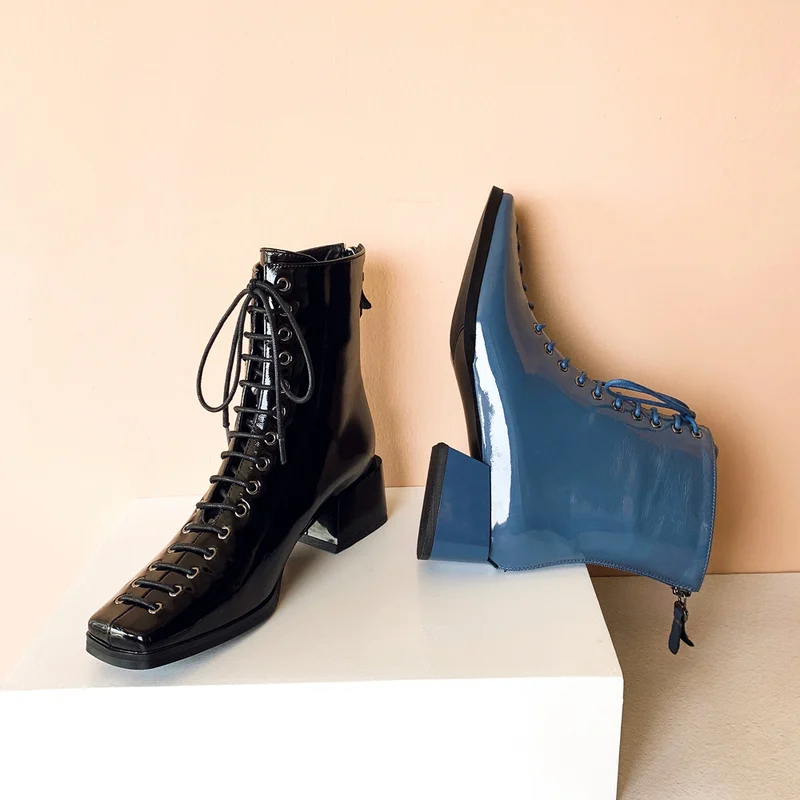 Новинка; модные осенне-зимние женские ботильоны с квадратным носком; ботинки из натуральной лакированной кожи; пикантная женская обувь на плоской подошве со шнуровкой